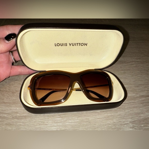 💯PRICE IS FIRM! LOUIS VUITTON POPPY BROWN SUNNIES - COMES WITH HARD CASE - Picture 1 of 16